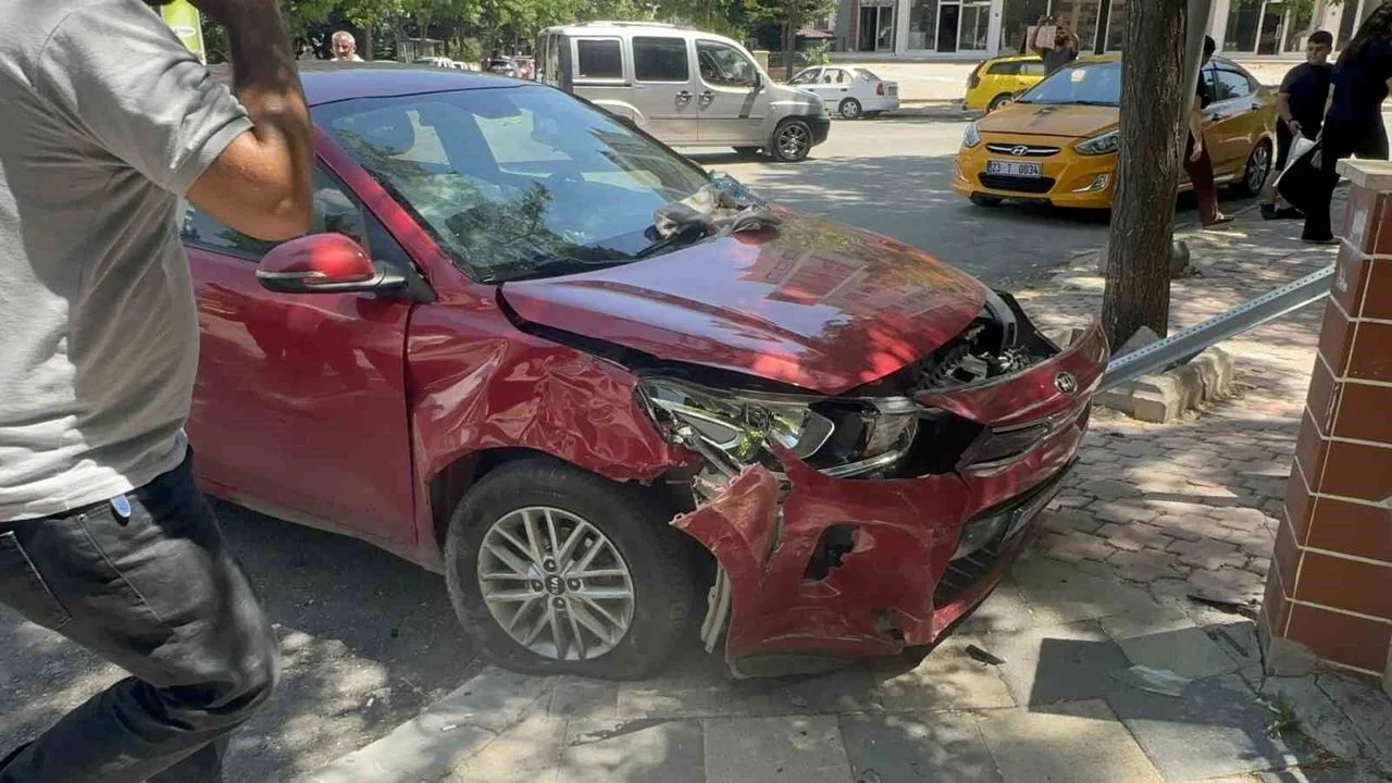 Elazığ’da Şiddetli Çarpışma: Ticari Taksi ve Otomobil Kazasında 6 Yaralı